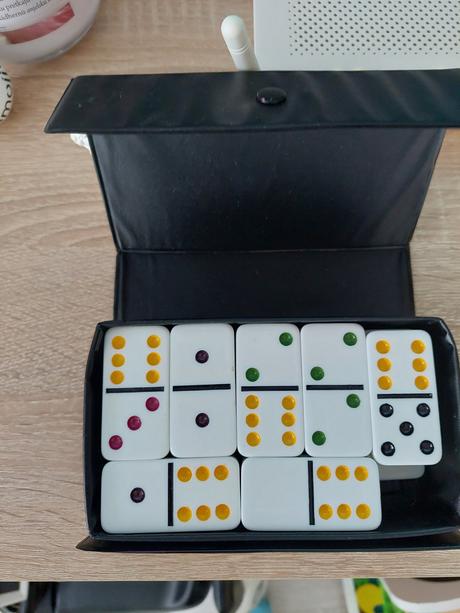 Domino hra v koženkovom obale,