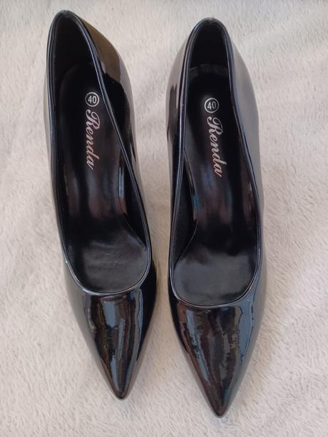 Čierne lodičky, 40