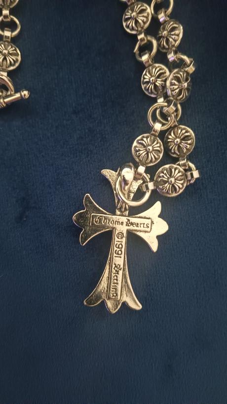 Nahrdelník s križikom chrome hearts,