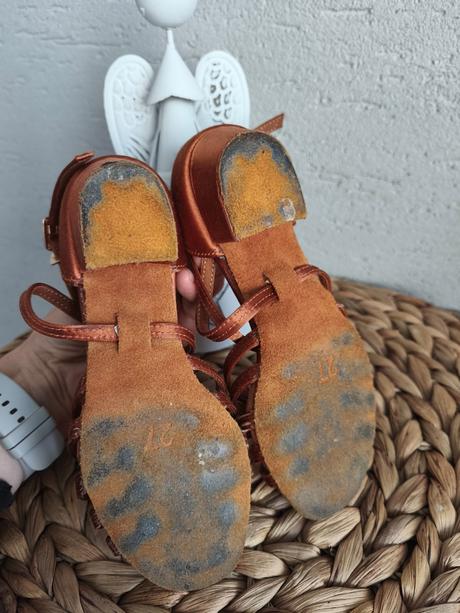 Tanečné topánky, 28