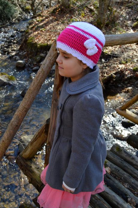 Háčkovaná čiapočka s kvetom, <50 - 158