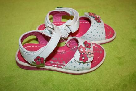 Jemne divcenske sandalky 25, 25