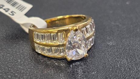 Dámsky prsteň s kryštálmi, 