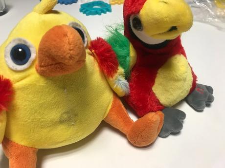 2 plyšáci - papagáji,