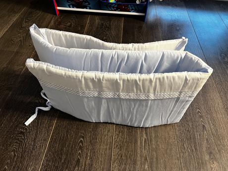 Mantinel okolo postielky modry,