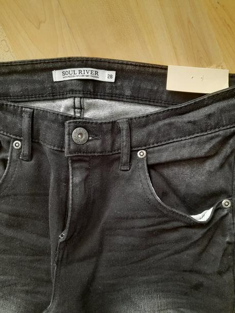 Kvalitné čierne rifle so zipsami na členkoch, 28