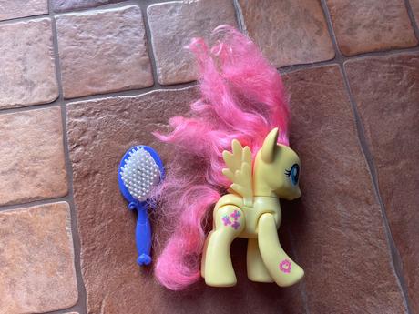 My little pony žltý koník hybe nohami, 