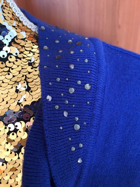 Elegantný pulover zdobený kamienkami, s