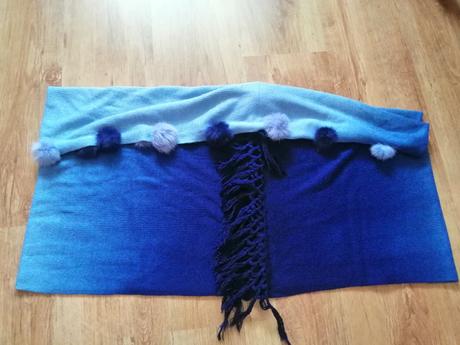 Tmavomodro-svetlomodry sal s brmbolcami., 