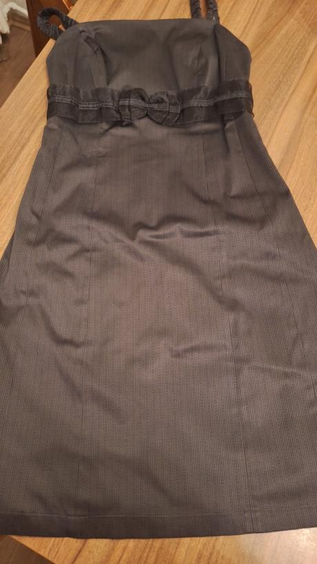 Malé čierne lesklé šaty, 38