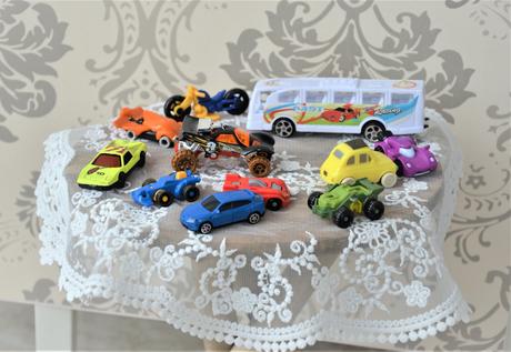 17 dielna sada autíčiek a iných hračiek,
