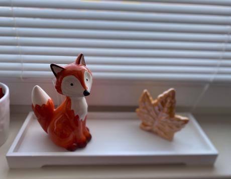 Biely podstavec na dekorácie,