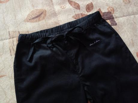 Cierne tenke nohavice, 98