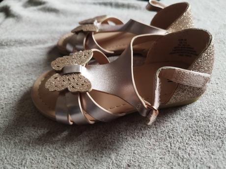 Lesklé sandálky s otvorenou špičkou s motýľom, h&m,24
