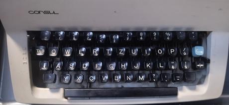 Starší písací stroj consul s kufrikom,