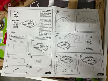 Hape stolik s vlacikovou drahou a doplnkami,