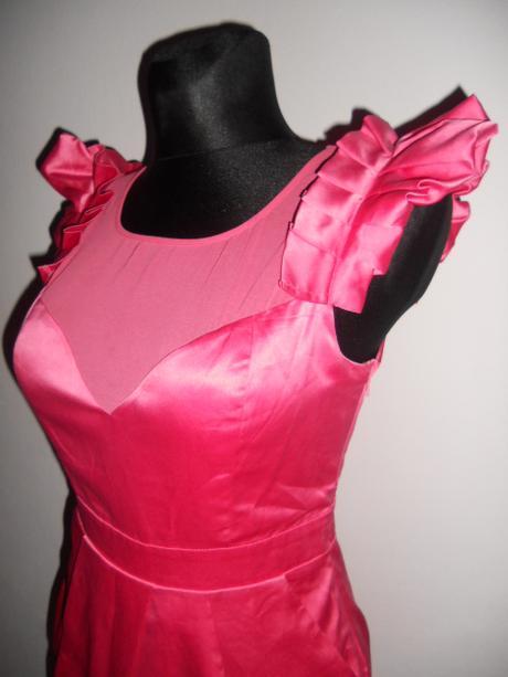 Saténové šaty, 38