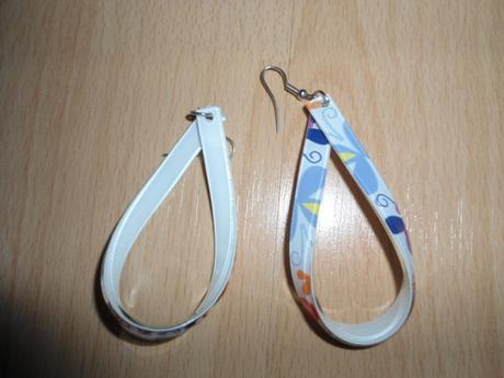 Bielo-farebna slzicka nausnice, 