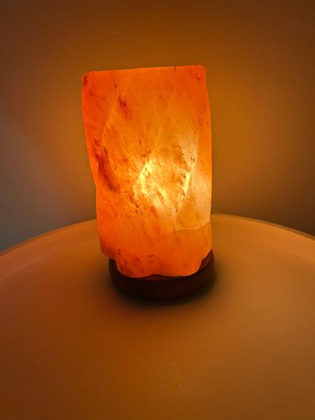 Soľná lampa 3100 g podstavec z akáciového dreva, 