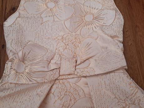 Slávnostné šaty pretkané zlatou niťou, 128