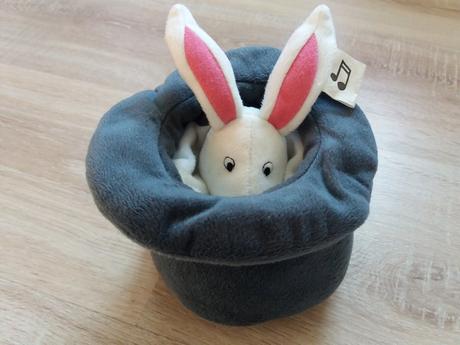 Zajko v klobúku uspávačik,