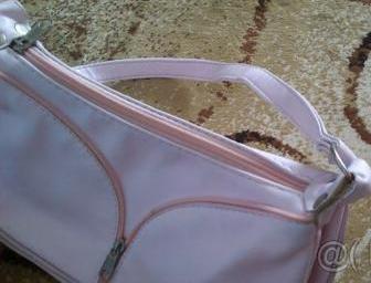 Kabelka bledoružová so zipsovou ozdobou, 