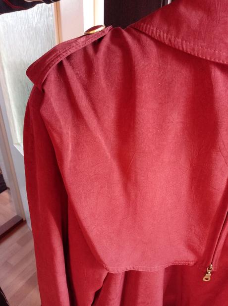 Kvalitný bordový prechodný kabát - nový, m