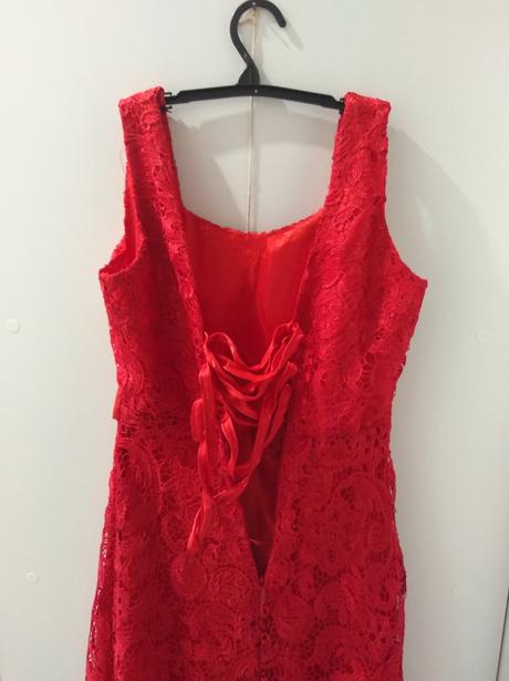 Dlhé červené spoločenské šaty, 36