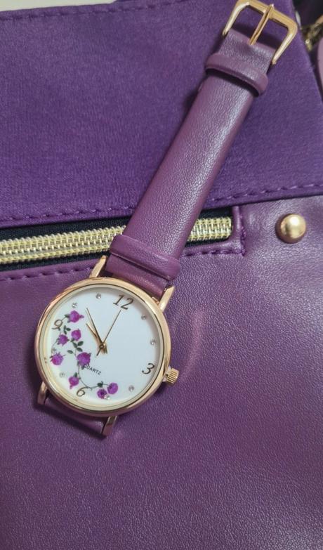 Fialová kabelka+hodinky,