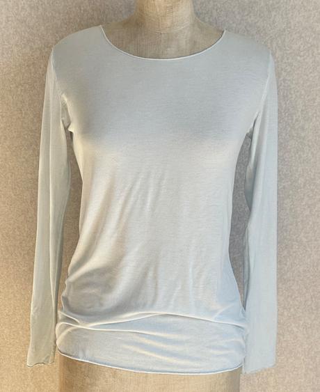 Minimalistické belasomodré tričko, s