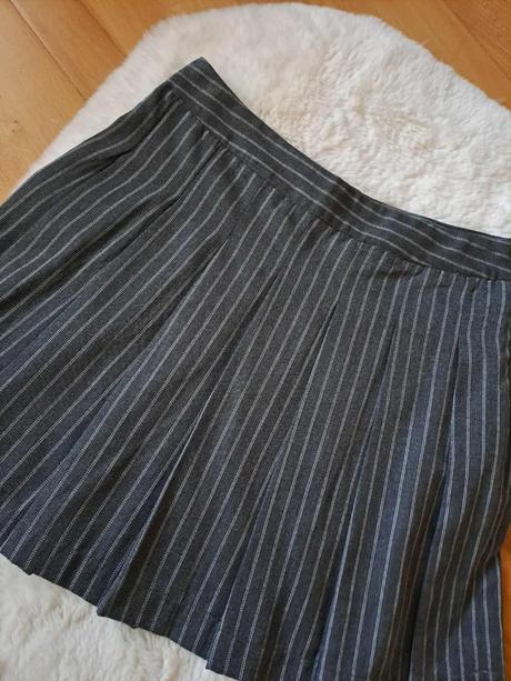 Siva pruhovana skladana sukna, sinsay,l / m