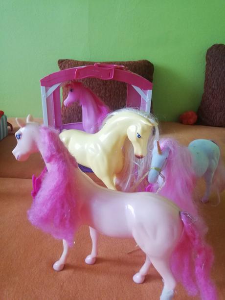 Veľká stajňa s koníkmi,