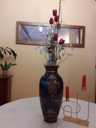 Váza so zlatou dekoráciu, 