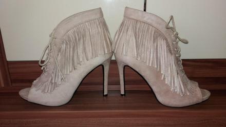 Štýlové dámske krémové sandálky so strapcami, 41