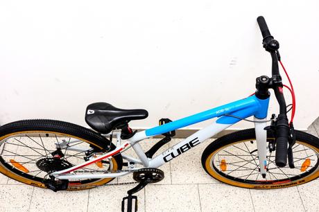 Predám juniorský ultra ľahký bicykel cube 24, 24