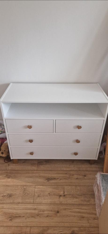 Komoda s prebalovacim pultom a skrina,