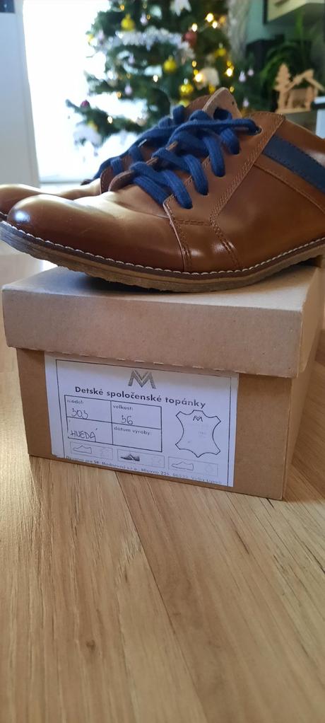 Oblek, nohavice, košeľa a topánky na 1. sv. p., 140