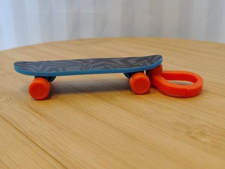 Zberateľský happy meal skateboard hot wheels 2023, 