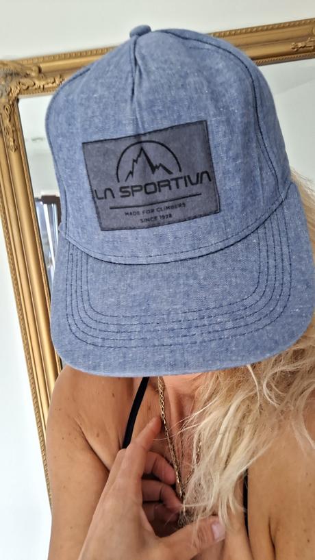 La sportiva šiltovka, s