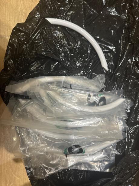 Biele madlo kovove na zasuvku, 