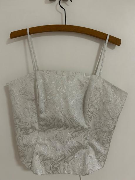 Strieborny korzet, 40