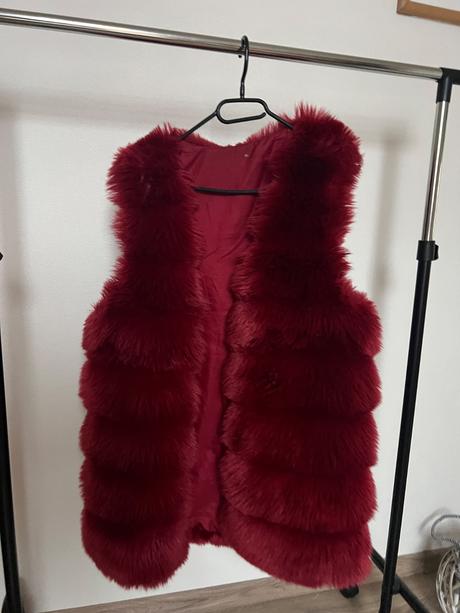 Kozusinova burgundy vesta,