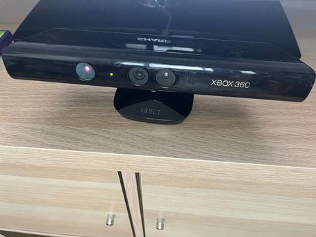 Xbox 360 + 4 originálne ovládače + kinect + 33hier, 