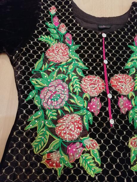 Nádherné vyšívané šaty, m