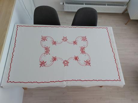 Vyšívaný obrus na bielom plátne, 