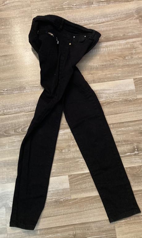 Čierne rifle veľ.l-29,majú zlaté zdobenie, l