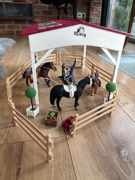 Schleich jazdecká skola s prekážkami a koňmi,
