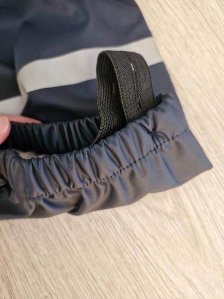 Nohavice do dažďa, 140