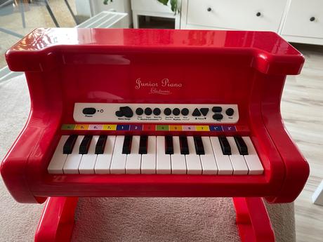 Krásne červené detské elektronické piano klavír,