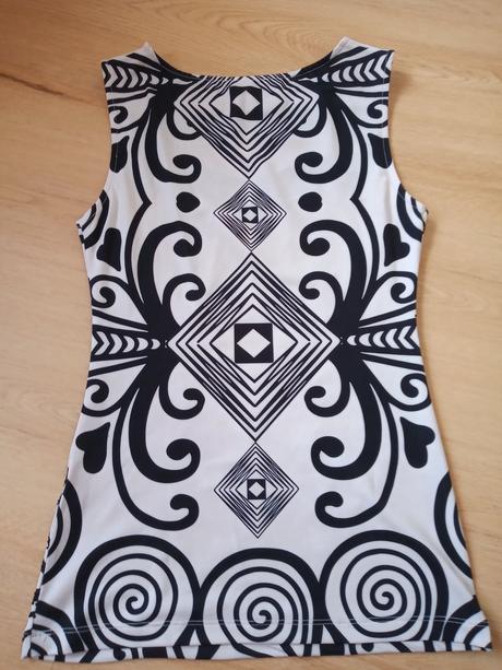 Zaujímavý elegantný top, s